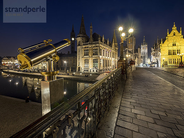 Belgien  Gent  Blick von der St. Michael Brücke auf die Altstadt mit St. Nikolauskirche und Glockenturm bei Nacht