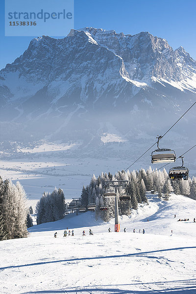 Österreich  Tirol  Lermoos  Sessellift in Winterlandschaft mit Blick auf die Zugspitze