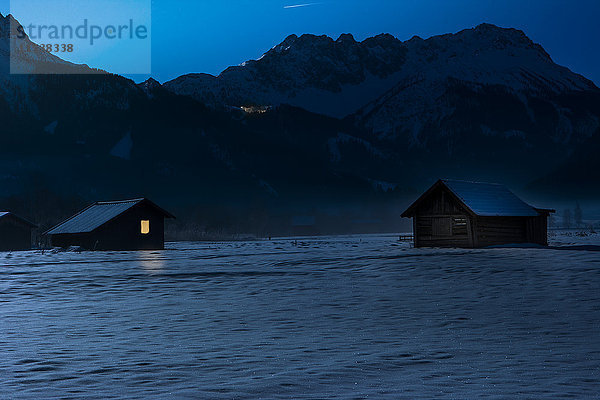 Österreich  Tirol  Lermoos  Scheune im Schnee bei Nacht