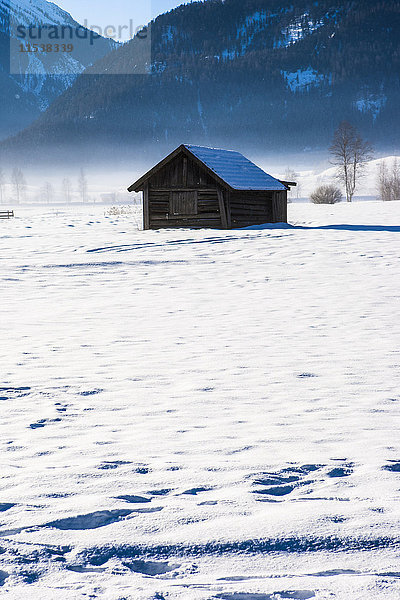 Österreich  Tirol  Lermoos  Scheune im Schnee
