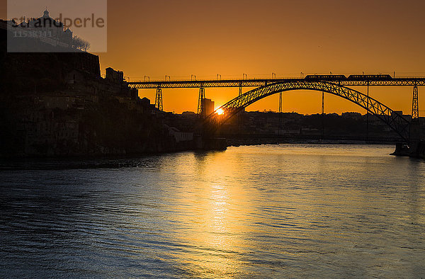 Portugal  Porto  Luiz I Brücke und Douro Fluss bei Sonnenuntergang