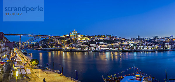 Portugal  Porto  Luiz I Brücke und Douro Fluss  Mosteiro da Serra do Pilar im Hintergrund am Abend