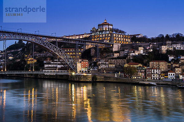 Portugal  Porto  Luiz I Brücke und Douro Fluss  Mosteiro da Serra do Pilar am Abend