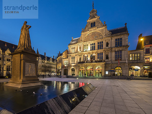 Belgien  Gent  Sint-Baafsplein mit Denkmal und Theater in der Dämmerung