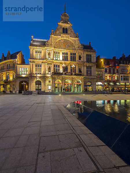 Belgien  Gent  Sint-Baafsplein mit Theater in der Abenddämmerung