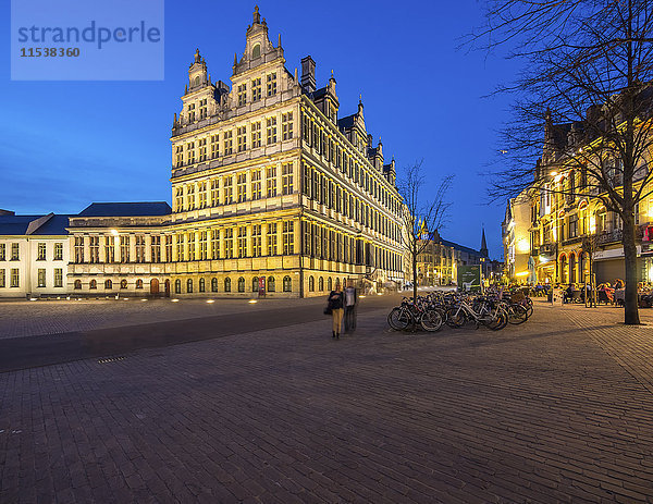 Belgien  Gent  Botermarkt mit Rathaus in der Abenddämmerung