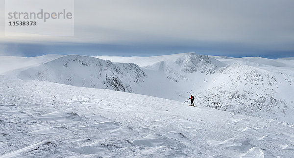 Großbritannien  Schottland  Cairngorms  Coire an t-Sneachda  Skitourenfahrer