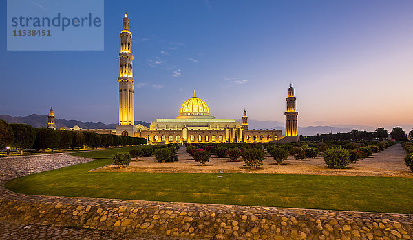 Oman  Muscat  Sultan Qaboos Große Moschee am Abend