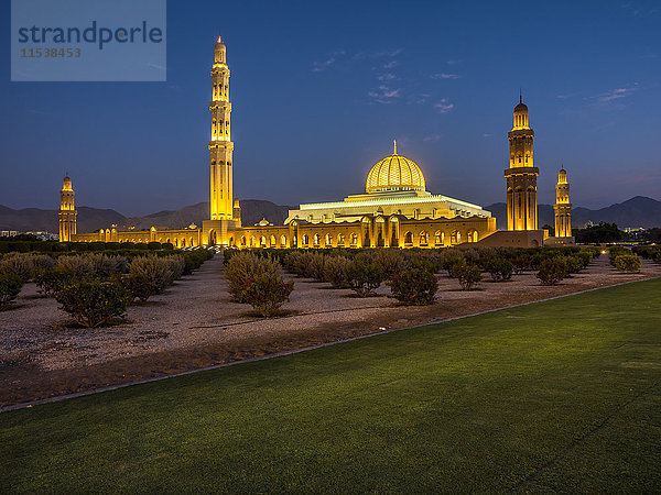 Oman  Muscat  Sultan Qaboos Große Moschee am Abend