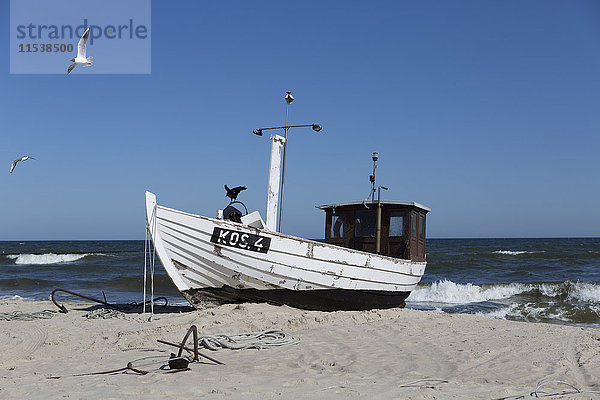 Deutschland  Mecklenburg-Vorpommern  Fischerboot am Strand