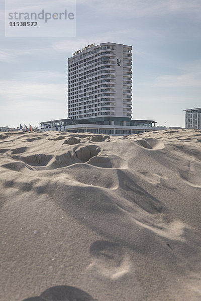 Deutschland  Warnemünde  Strand und Hotel Neptun