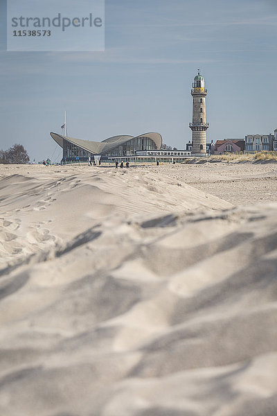 Deutschland  Warnemünde  Strand  Leuchtturm und Teepott im Hintergrund
