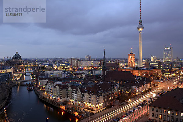 Deutschland  Berlin-Mitte  Alexanderplatz  Nikolaiviertel und Spittelmarkt  Berliner Fernsehturm und Leipziger Straße abends