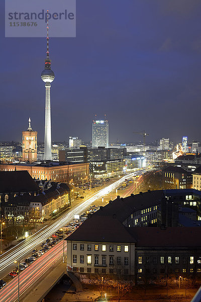 Deutschland  Berlin-Mitte  Alexanderplatz  Rotes Rathaus  Berliner Fernsehturm und Leipziger Straße am Abend