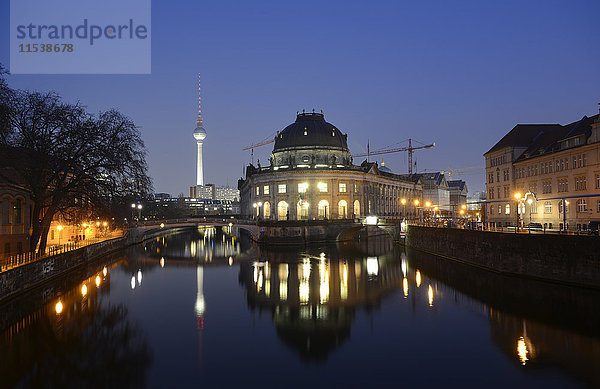 Deutschland  Berlin  Museumsinsel  Bodemuseum und Berliner Fernsehturm am Abend