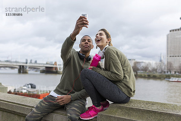 UK  London  zwei Läufer  die einen Selfie am Riverwalk nehmen