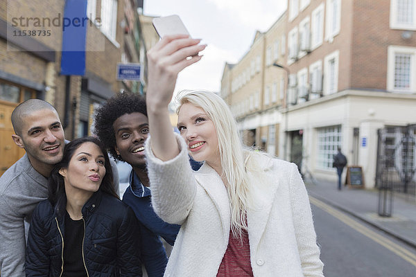 Gruppe von glücklichen Freunden  die einen Selfie auf der Straße nehmen