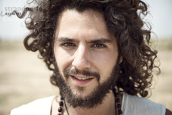 Porträt eines Mannes mit Bart und lockigem Haar