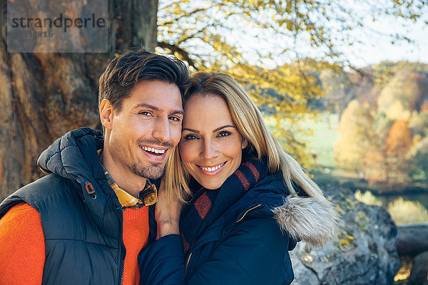 Porträt eines glücklichen Paares im Herbstwald