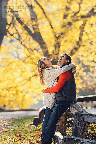 Glückliches Paar genießt den Herbst im Park