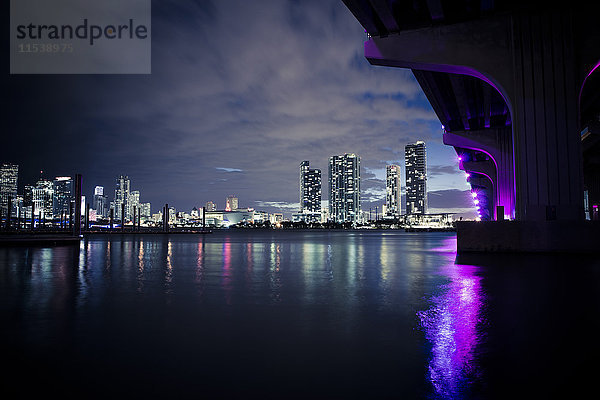 USA  Miami  Blick auf die Skyline bei Dämmerung