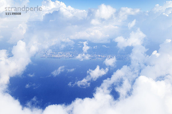 USA  Hawaii  Honolulu  Blick durch die Wolken  Luftaufnahme