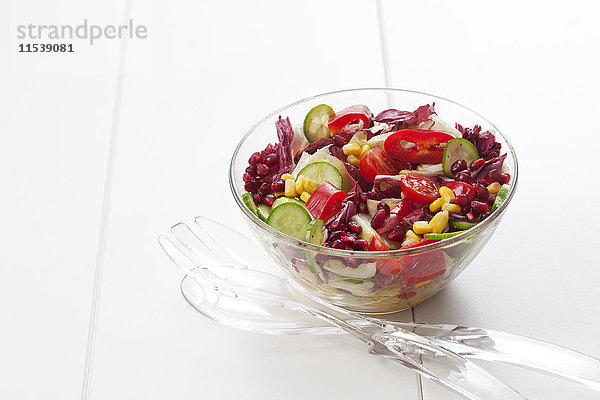 Glasschale mit gemischtem Salat auf weißem Grund