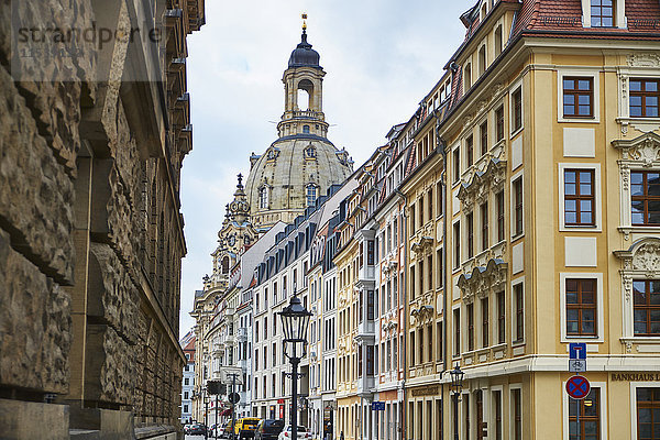 Deutschland  Dresden  Altstadt  sanierte Fassaden und Frauenkirche im Hintergrund