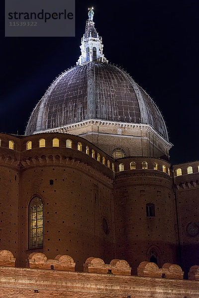 Italien  Loreto  Basilika des Heiligen Hauses bei Nacht