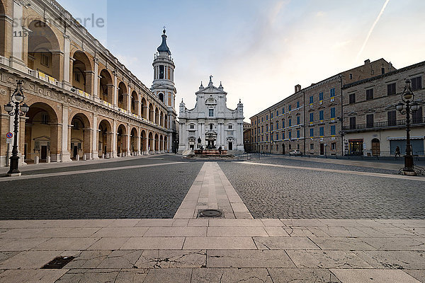 Italien  Loreto  Piazza della Madonna  Basilika des Heiligen Hauses  Palazzo Apostolico