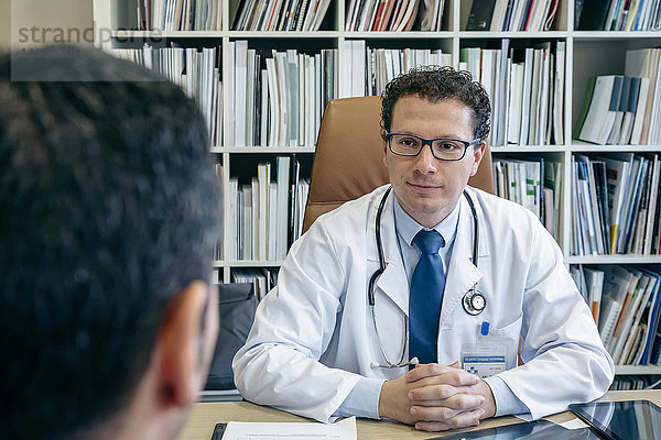 Arzt im Gespräch mit dem Patienten im medizinischen Zentrum