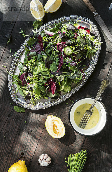 Frühlingssalat aus Babyspinat  Kräutern  Rucola und Salat  Dressing aus Joghurt  Olivenöl  Honig und Zitrone
