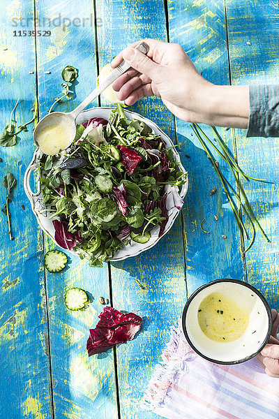 Frühlingssalat aus Babyspinat  Kräutern  Rucola und Salat  Dressing aus Joghurt  Olivenöl  Honig und Zitrone