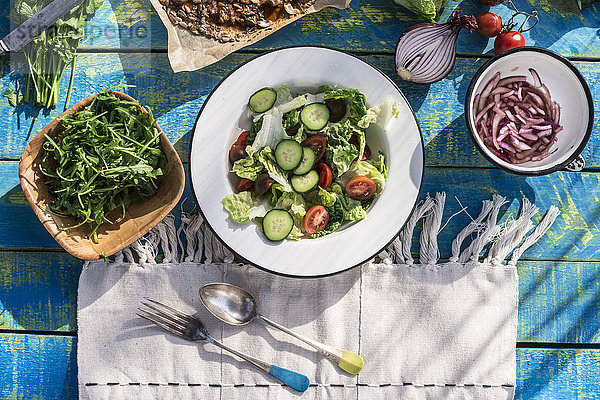 Griechischer Salat mit Rucola  Käse  Oliven  Tomaten  Gurken  Zwiebeln und karamellisierten Nüssen