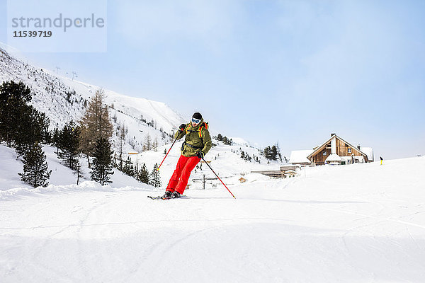 Österreich  Turracher Hoehe  Mann beim Skifahren