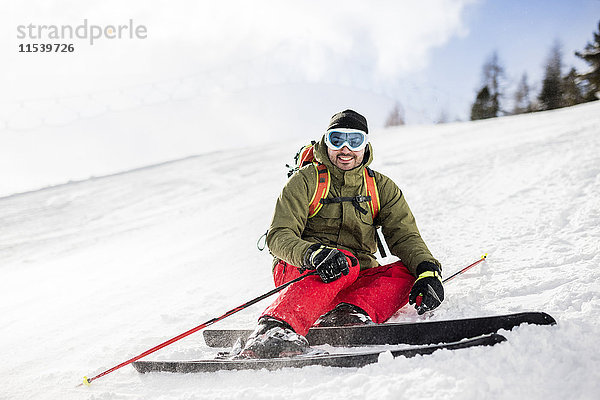 Österreich  Turracher Hoehe  lächelnder Skifahrer im Schnee