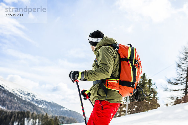 Österreich  Turracher Hoehe  Skifahrer in den Bergen