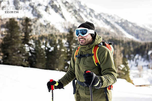 Österreich  Turracher Hoehe  Porträt eines lächelnden Skifahrers