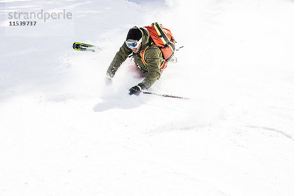 Österreich  Turracher Hoehe  glücklicher Skifahrer im Schnee