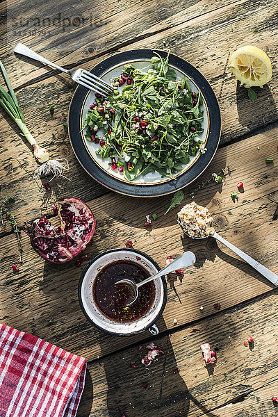 Grüner Salat mit Granatapfel  Manna Kruppe  Frühlingszwiebel  Granatapfeldressing