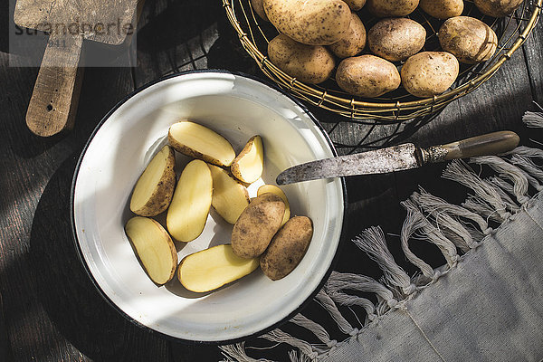 Emailleschüssel mit geschnittenen rohen Kartoffeln