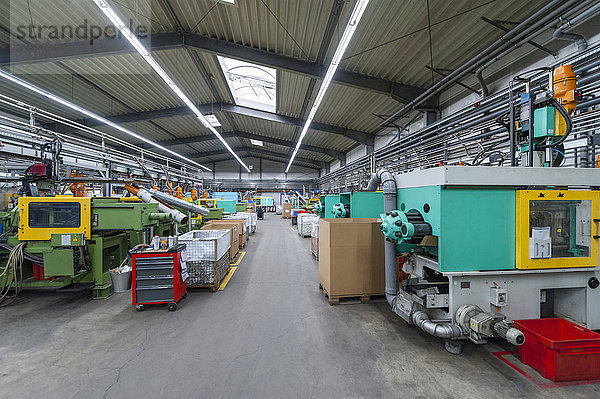Leere Industriehalle mit Maschinen