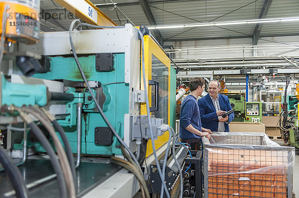 Leiter und Mitarbeiter bei der Prüfung von Kunststoffprodukten in der Fabrik