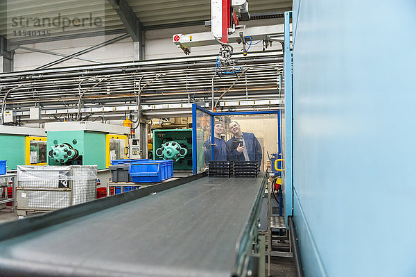 Manager und Arbeiter mit Arbeitstreffen in der Kunststofffabrik