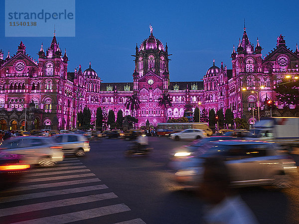 Indien  Maharashtra  Mumbai  Chhatrapati Shivaji Terminus bei Nacht  Verkehr