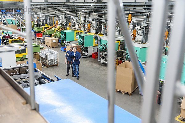 Manager und Arbeiter mit Arbeitstreffen in der Kunststofffabrik