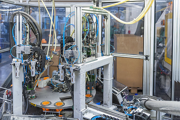 Produktionsmaschine für Kunststoffverbinder in der Kunststofffabrik