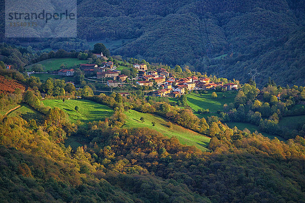 Spanien  Asturien  Naturpark Fuentes del Narcea  Degana und Ibias im Herbst