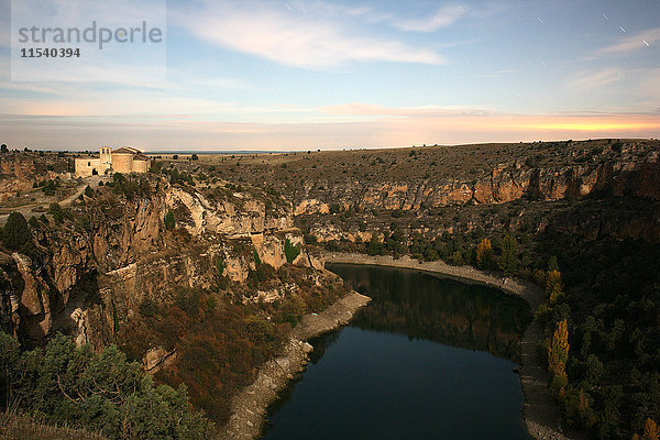 Spanien  Sepulveda  Blick auf den Duraton River am Hoces del Rio Duraton Naturpark im Herbst