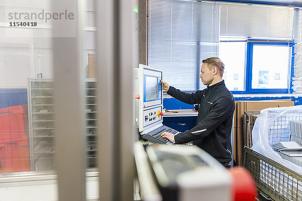 Mitarbeiter an der Verpackungsmaschine in der Fabrik